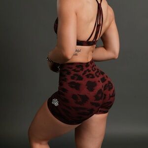 Dual Wolf Everson Seamless “Sierra” Scrunch Leggings in Cherry Red Leopard